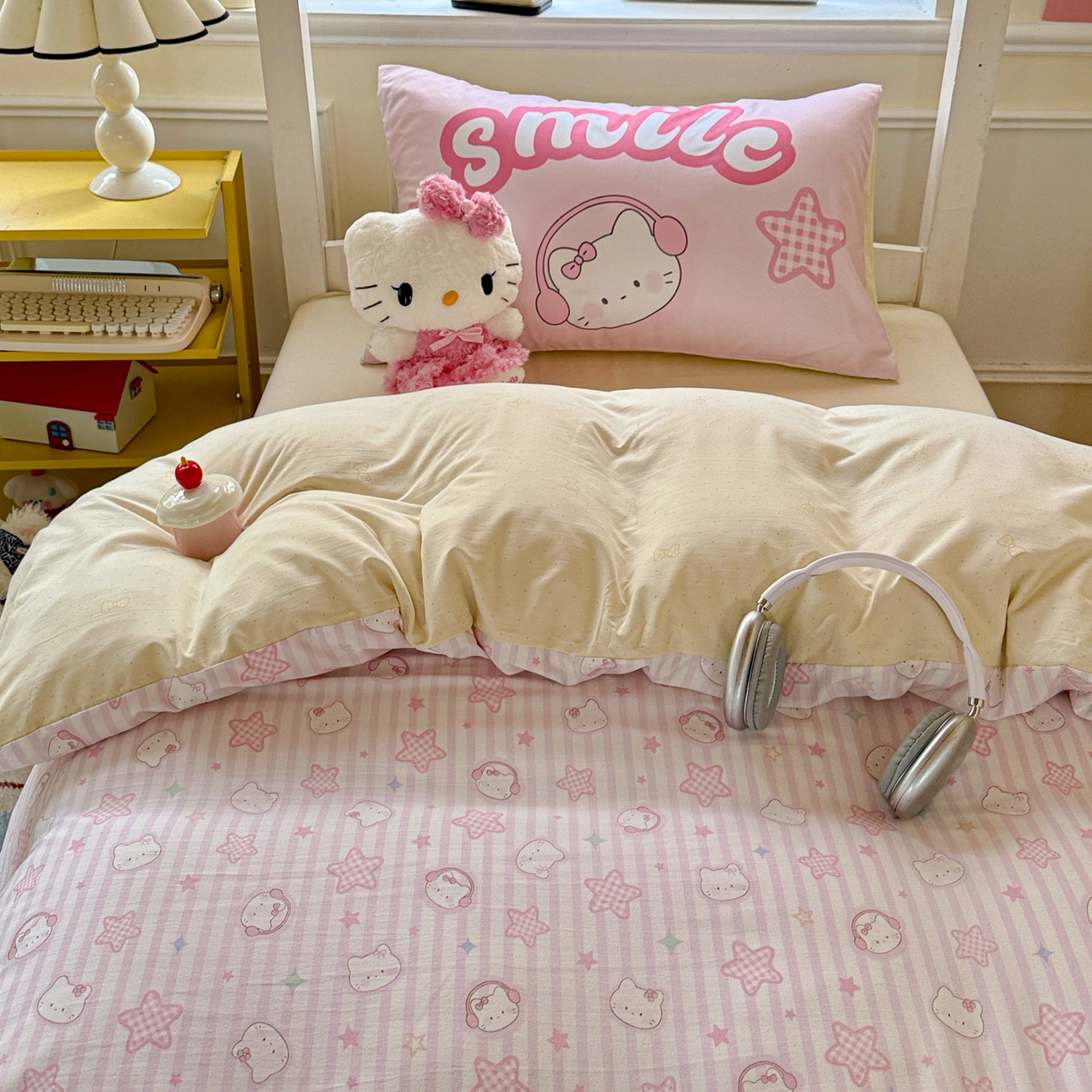 91家纺网 家纺一手货源 找家纺 海岛哥哥 2025新款软柔棉105g大版双面印花宿舍学生三件套上下铺三件套 星星凯蒂粉