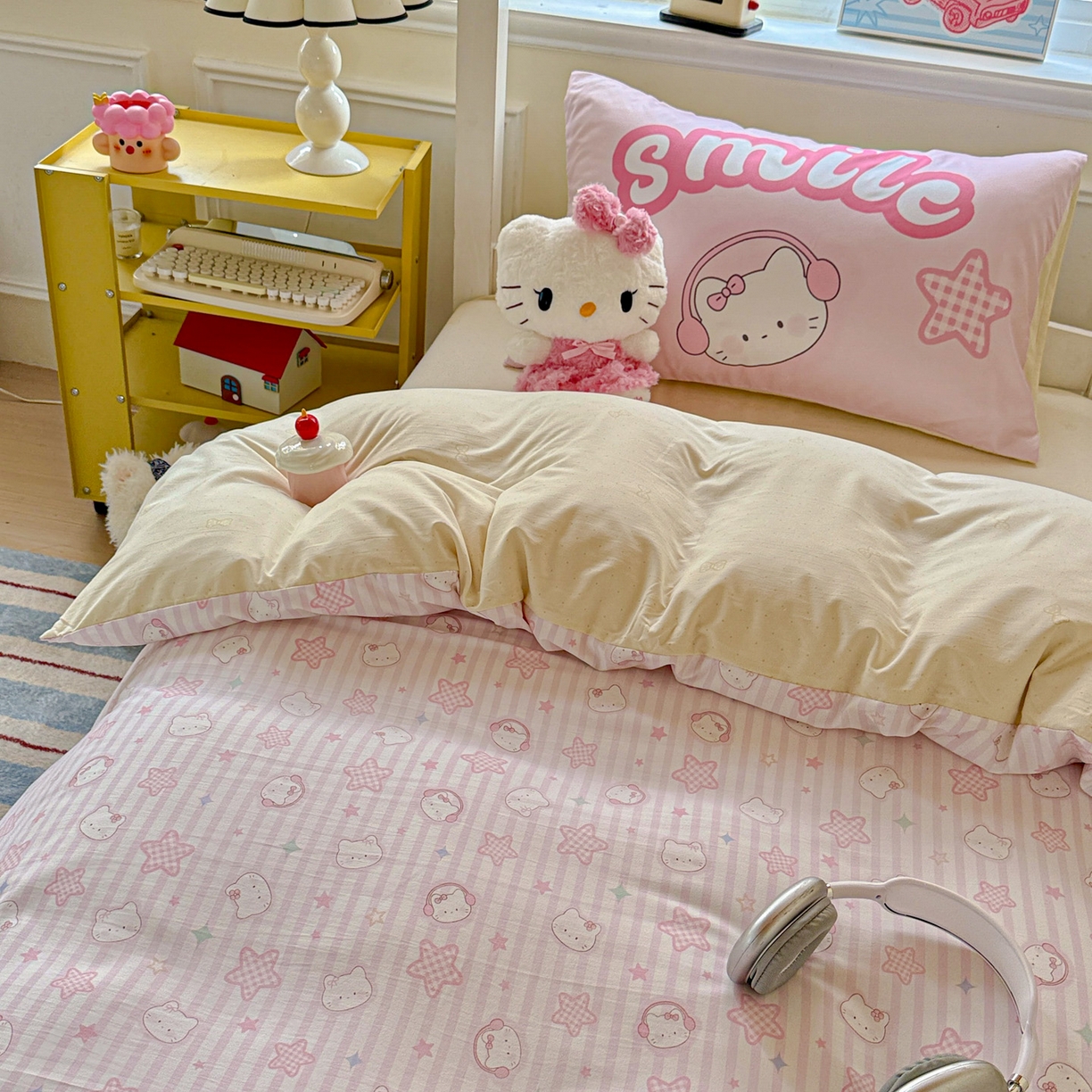 91家纺网 家纺一手货源 找家纺 海岛哥哥 2025新款软柔棉105g大版双面印花宿舍学生三件套上下铺三件套 星星凯蒂粉