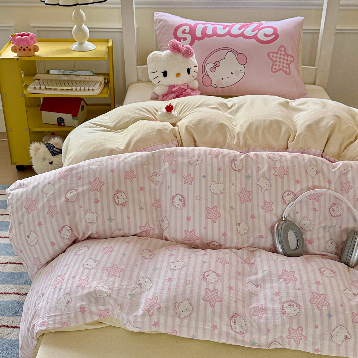 91家纺网 家纺一手货源 找家纺 海岛哥哥 2025新款软柔棉105g大版双面印花宿舍学生三件套上下铺三件套 星星凯蒂粉