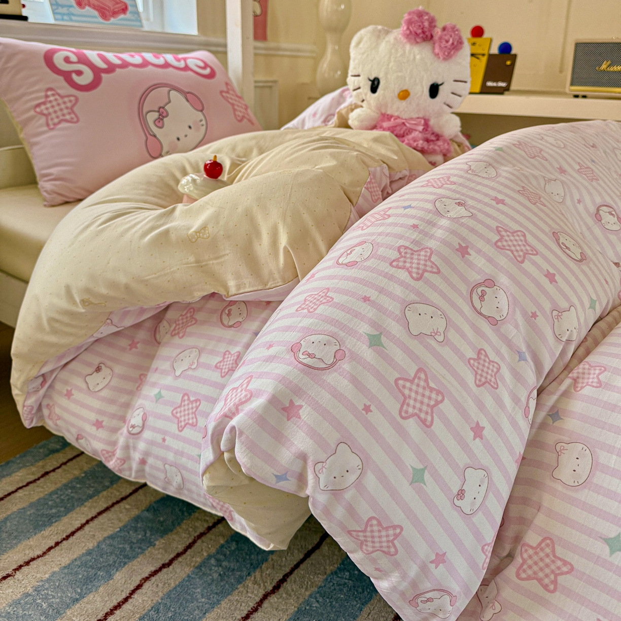 91家纺网 家纺一手货源 找家纺 海岛哥哥 2025新款软柔棉105g大版双面印花宿舍学生三件套上下铺三件套 星星凯蒂粉