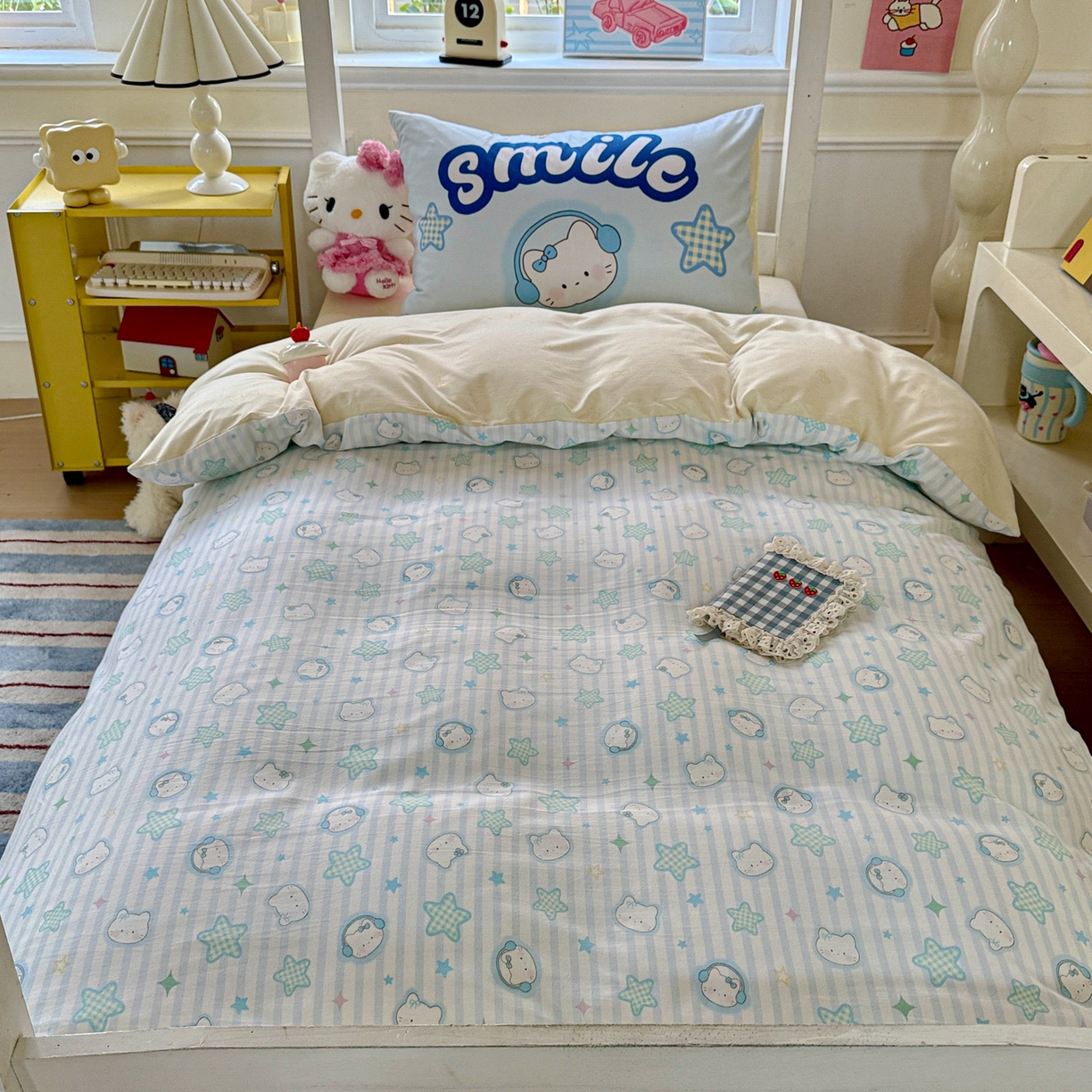 91家纺网 家纺一手货源 找家纺 海岛哥哥 2025新款软柔棉105g大版双面印花宿舍学生三件套上下铺三件套 星星凯蒂蓝