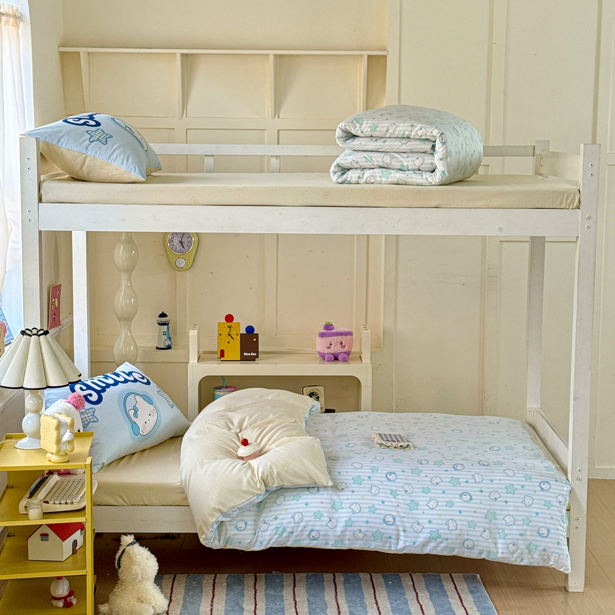 91家纺网 家纺一手货源 找家纺 海岛哥哥 2025新款软柔棉105g大版双面印花宿舍学生三件套上下铺三件套 星星凯蒂蓝