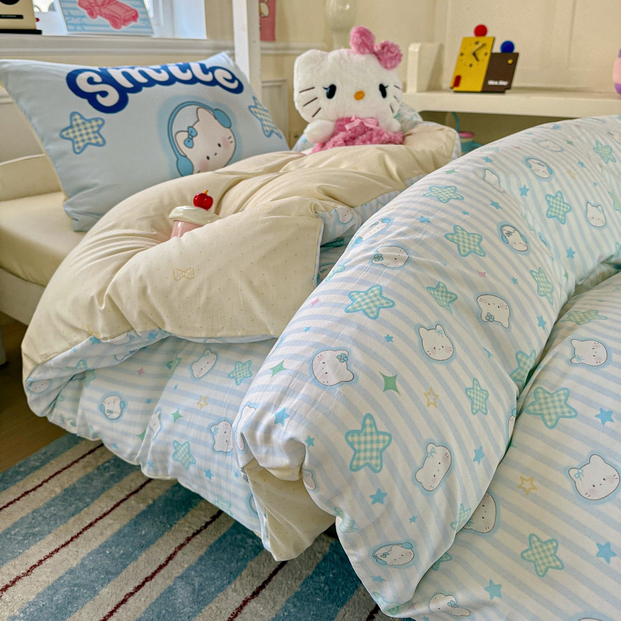 91家纺网 家纺一手货源 找家纺 海岛哥哥 2025新款软柔棉105g大版双面印花宿舍学生三件套上下铺三件套 星星凯蒂蓝