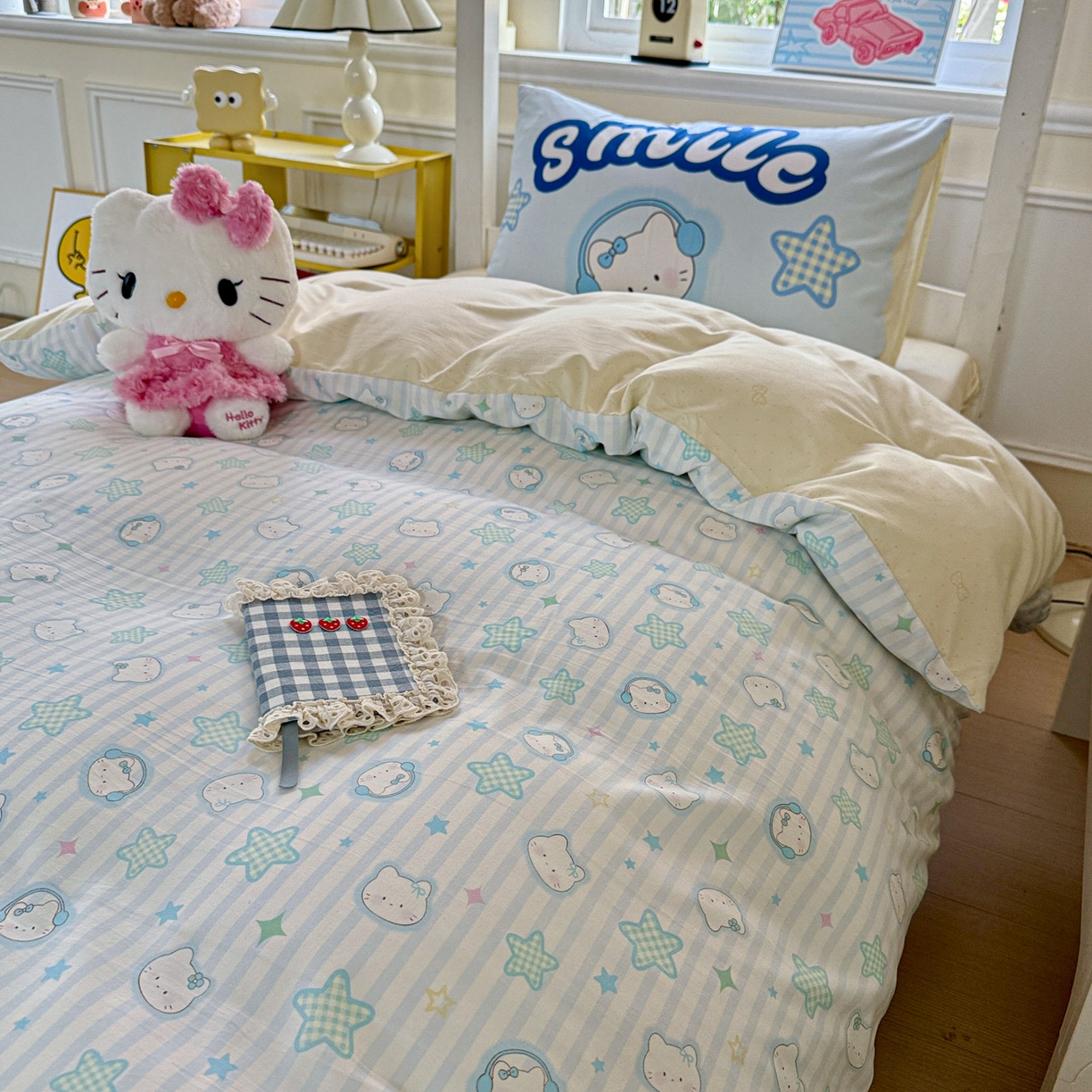 91家纺网 家纺一手货源 找家纺 海岛哥哥 2025新款软柔棉105g大版双面印花宿舍学生三件套上下铺三件套 星星凯蒂蓝