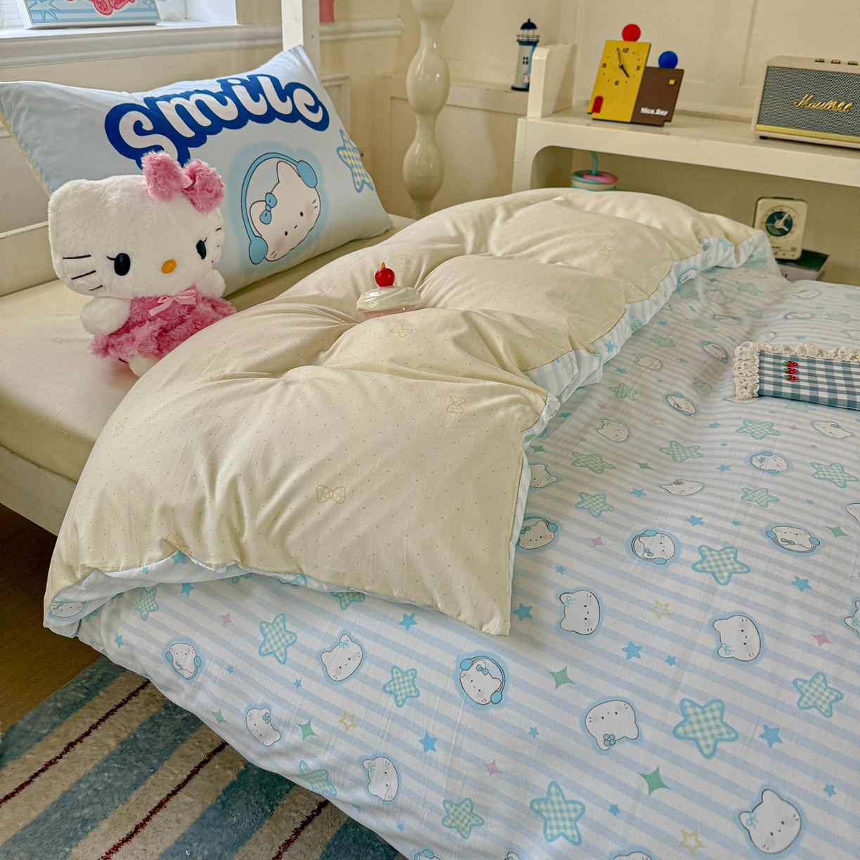 91家纺网 家纺一手货源 找家纺 海岛哥哥 2025新款软柔棉105g大版双面印花宿舍学生三件套上下铺三件套 星星凯蒂蓝