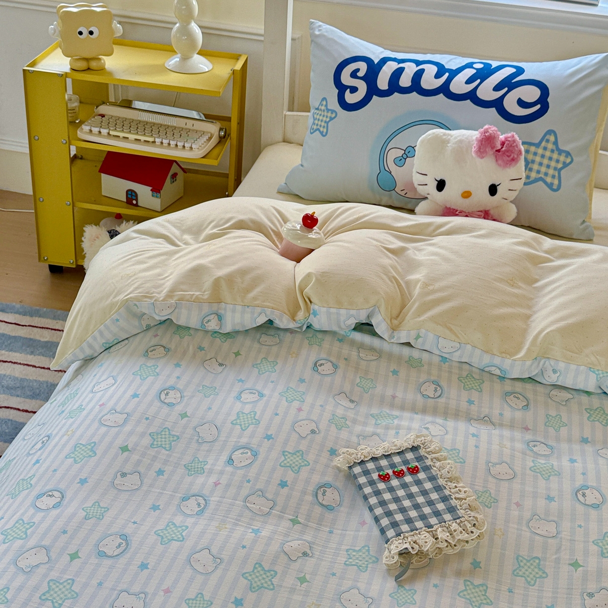 91家纺网 家纺一手货源 找家纺 海岛哥哥 2025新款软柔棉105g大版双面印花宿舍学生三件套上下铺三件套 星星凯蒂蓝