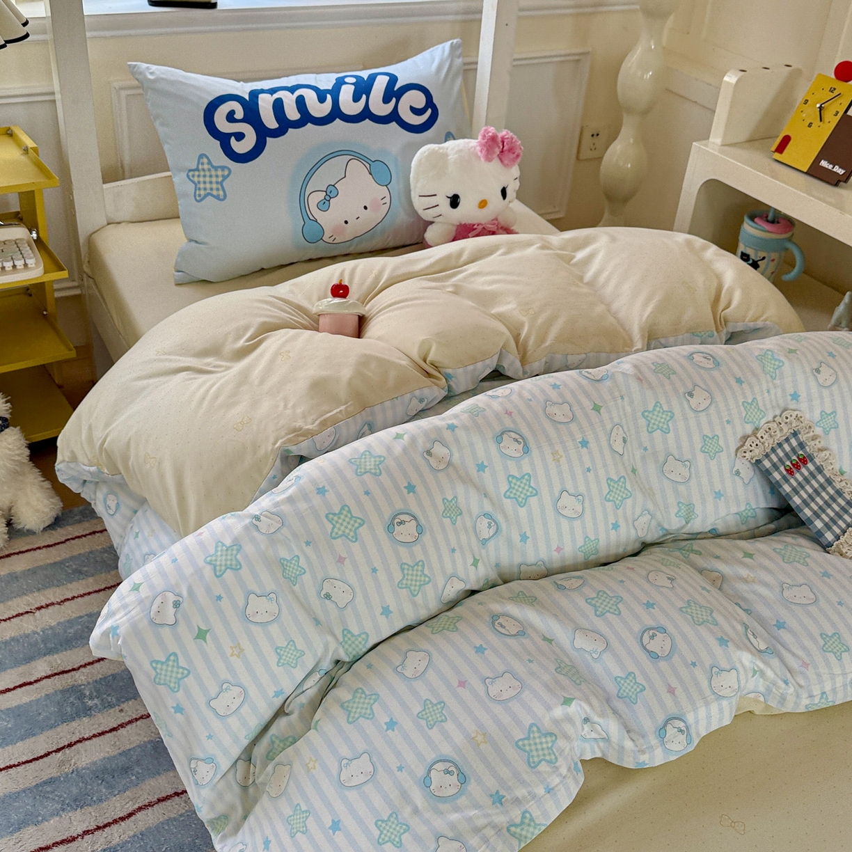 91家纺网 家纺一手货源 找家纺 海岛哥哥 2025新款软柔棉105g大版双面印花宿舍学生三件套上下铺三件套 星星凯蒂蓝