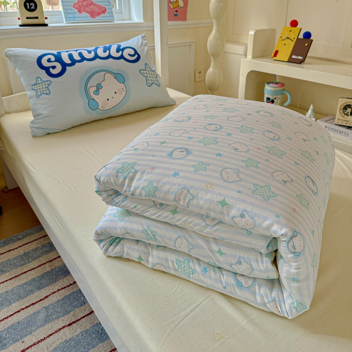 91家纺网 家纺一手货源 找家纺 海岛哥哥 2025新款软柔棉105g大版双面印花宿舍学生三件套上下铺三件套 星星凯蒂蓝