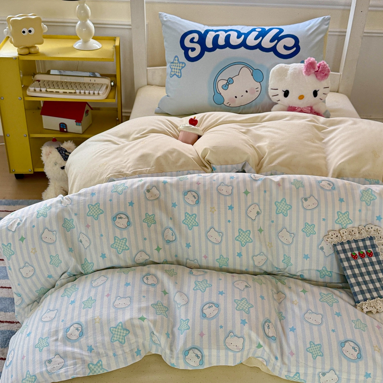 91家纺网 家纺一手货源 找家纺 海岛哥哥 2025新款软柔棉105g大版双面印花宿舍学生三件套上下铺三件套 星星凯蒂蓝