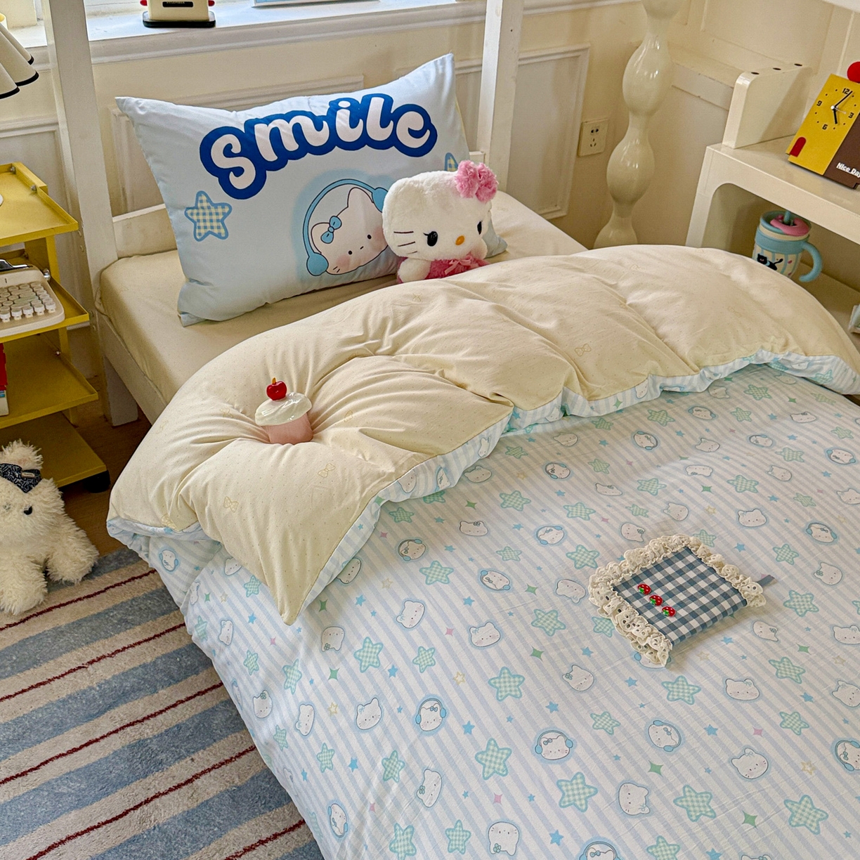 91家纺网 家纺一手货源 找家纺 海岛哥哥 2025新款软柔棉105g大版双面印花宿舍学生三件套上下铺三件套 星星凯蒂蓝