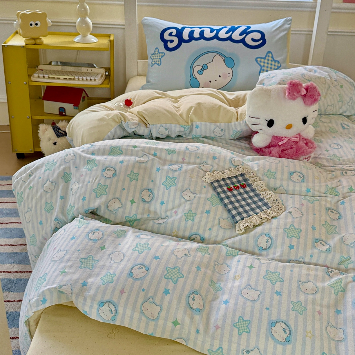 91家纺网 家纺一手货源 找家纺 海岛哥哥 2025新款软柔棉105g大版双面印花宿舍学生三件套上下铺三件套 星星凯蒂蓝