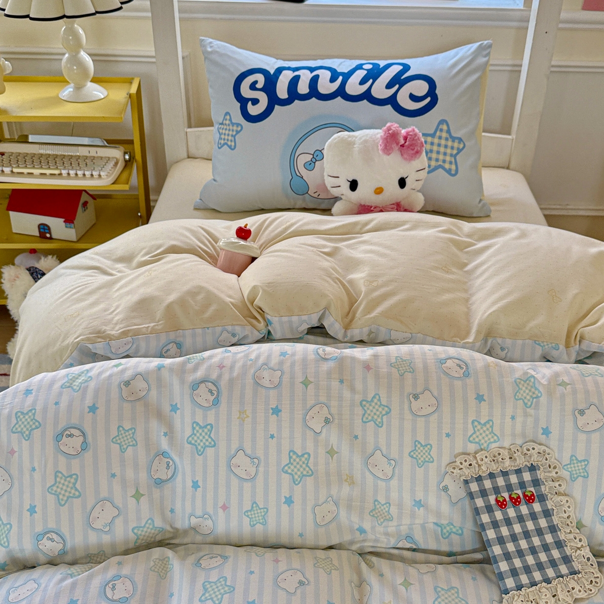 91家纺网 家纺一手货源 找家纺 海岛哥哥 2025新款软柔棉105g大版双面印花宿舍学生三件套上下铺三件套 星星凯蒂蓝