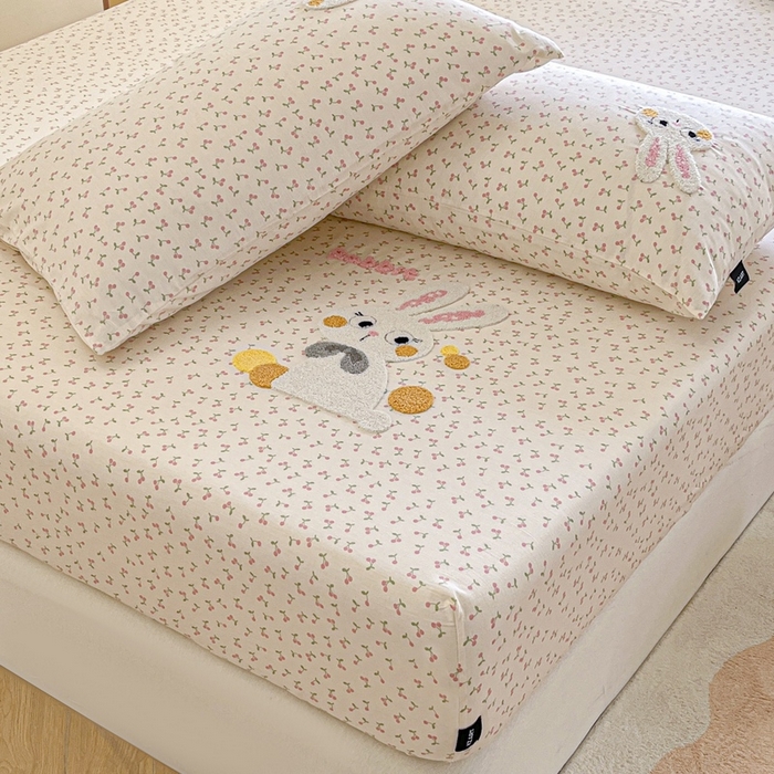 91家纺网 家纺一手货源 找家纺 卡姿家纺 2025秋冬ins小清新印花 — 床笠三件套 小兔樱桃