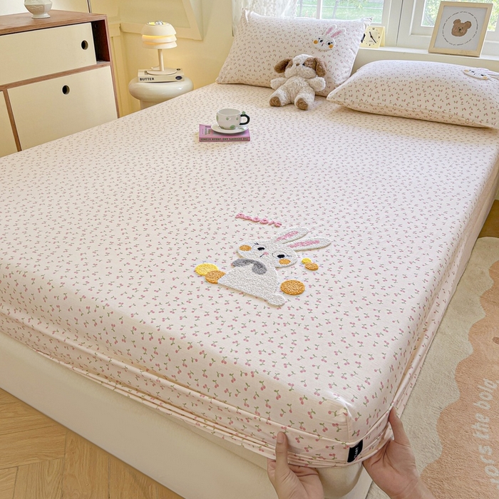 91家纺网 家纺一手货源 找家纺 卡姿家纺 2025秋冬ins小清新印花 — 床笠三件套 小兔樱桃