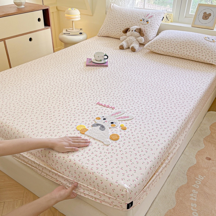 91家纺网 家纺一手货源 找家纺 卡姿家纺 2025秋冬ins小清新印花 — 床笠三件套 小兔樱桃