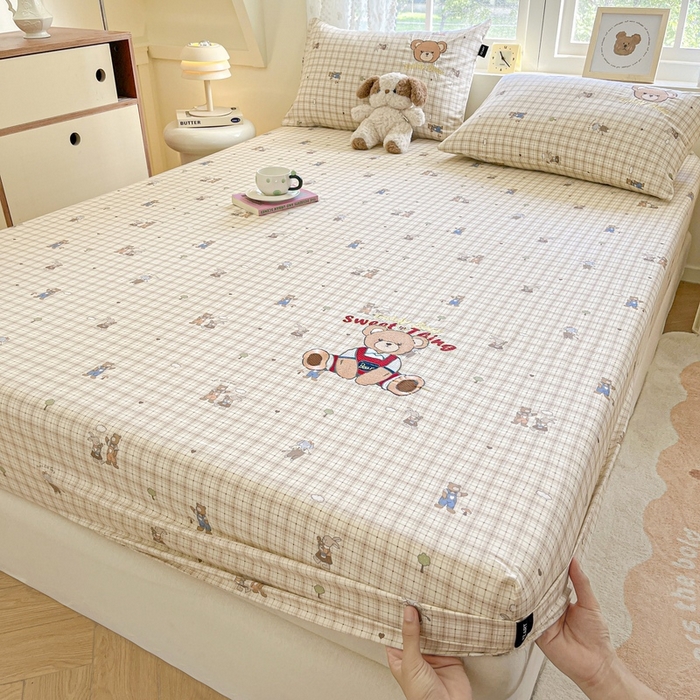 91家纺网 家纺一手货源 找家纺 卡姿家纺 2025秋冬ins小清新印花 — 床笠三件套 英伦小熊