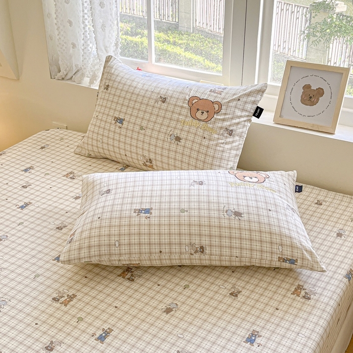 91家纺网 家纺一手货源 找家纺 卡姿家纺 2025秋冬ins小清新印花 — 床笠三件套 英伦小熊