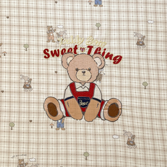 91家纺网 家纺一手货源 找家纺 卡姿家纺 2025秋冬ins小清新印花 — 床笠三件套 英伦小熊