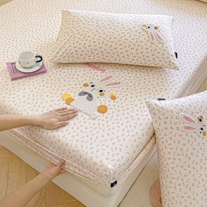 91家纺网 家纺一手货源 找家纺 卡姿家纺 2025秋冬ins小清新印花 — 床笠三件套 小兔樱桃