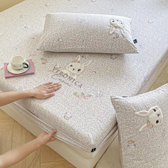 91家纺网 家纺一手货源 找家纺 卡姿家纺 2025秋冬ins小清新印花 — 床笠三件套 小兔咪霏