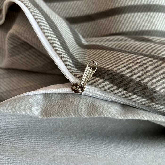 91家纺网 家纺一手货源 找家纺 慕木家纺 2025新款A类高端无印风卡通高克重170克阳光暖绒四件套系列 极致生活-灰