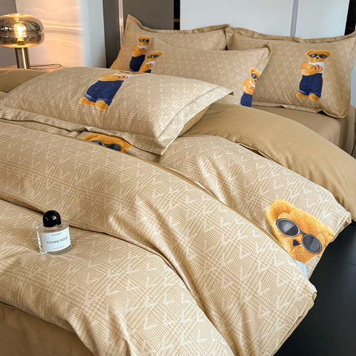 91家纺网 家纺一手货源 找家纺 慕木家纺 2025新款A类高端无印风卡通高克重170克阳光暖绒四件套系列 酷酷熊-咖