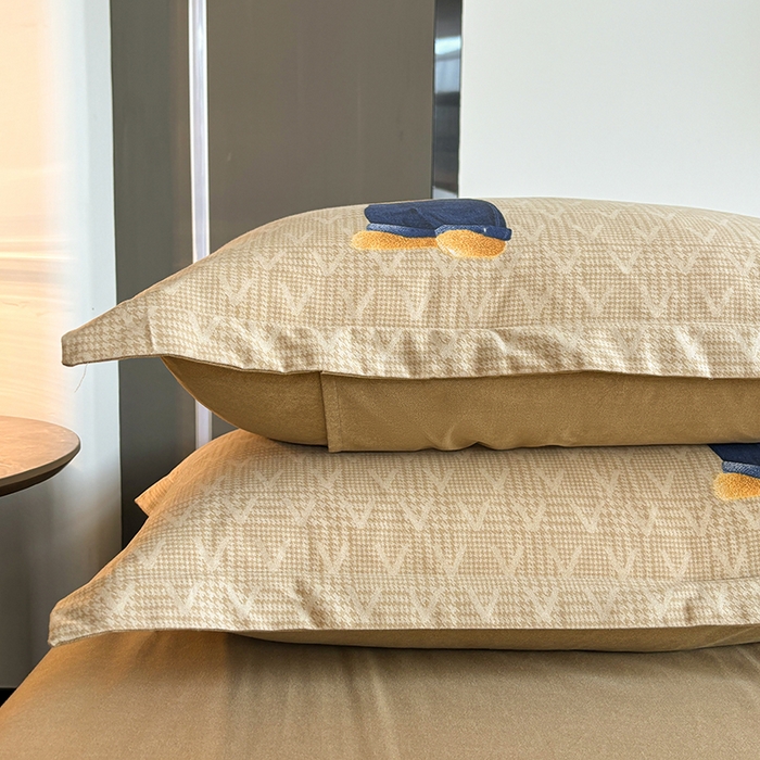 91家纺网 家纺一手货源 找家纺 慕木家纺 2025新款A类高端无印风卡通高克重170克阳光暖绒四件套系列 酷酷熊-咖