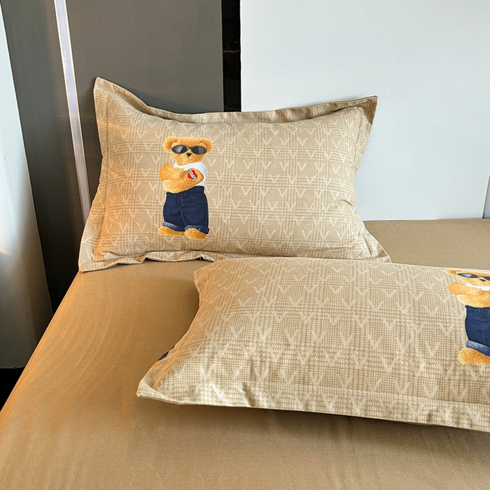 91家纺网 家纺一手货源 找家纺 慕木家纺 2025新款A类高端无印风卡通高克重170克阳光暖绒四件套系列 酷酷熊-咖