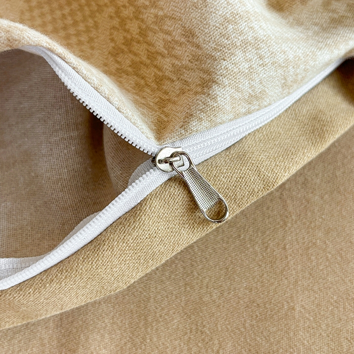 91家纺网 家纺一手货源 找家纺 慕木家纺 2025新款A类高端无印风卡通高克重170克阳光暖绒四件套系列 酷酷熊-咖