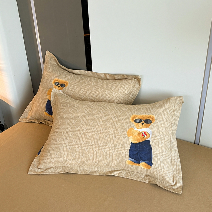 91家纺网 家纺一手货源 找家纺 慕木家纺 2025新款A类高端无印风卡通高克重170克阳光暖绒四件套系列 酷酷熊-咖