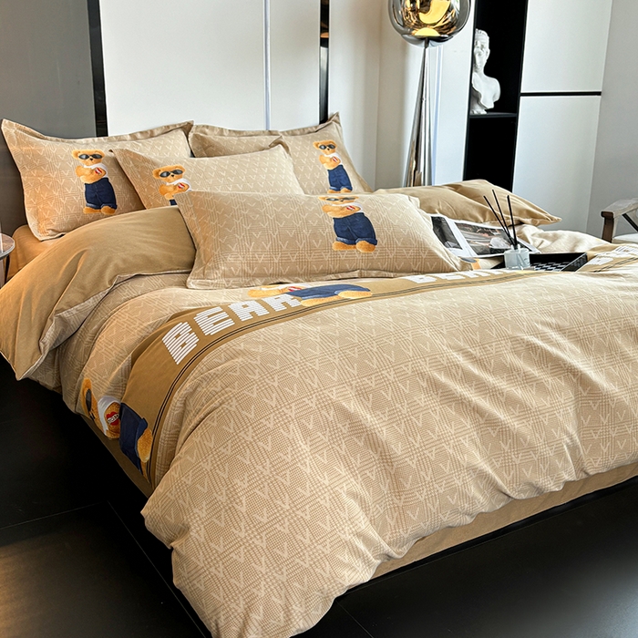 91家纺网 家纺一手货源 找家纺 慕木家纺 2025新款A类高端无印风卡通高克重170克阳光暖绒四件套系列 酷酷熊-咖