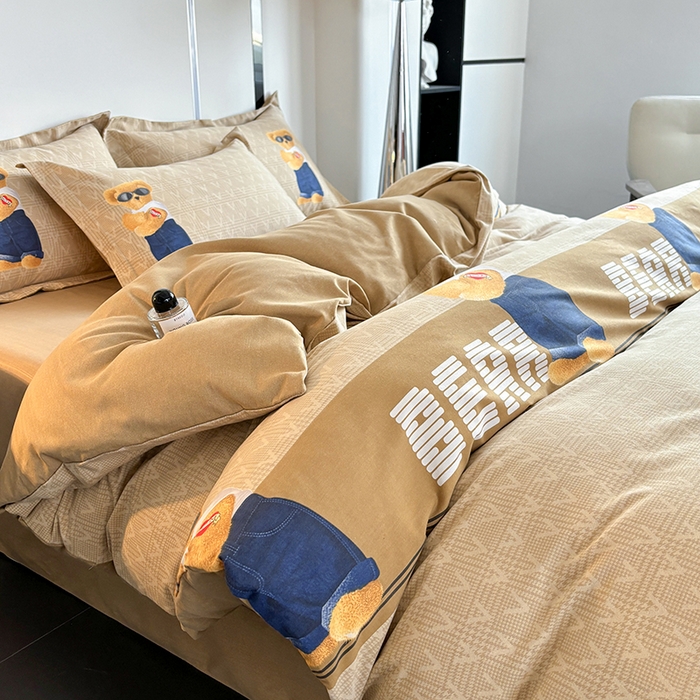 91家纺网 家纺一手货源 找家纺 慕木家纺 2025新款A类高端无印风卡通高克重170克阳光暖绒四件套系列 酷酷熊-咖