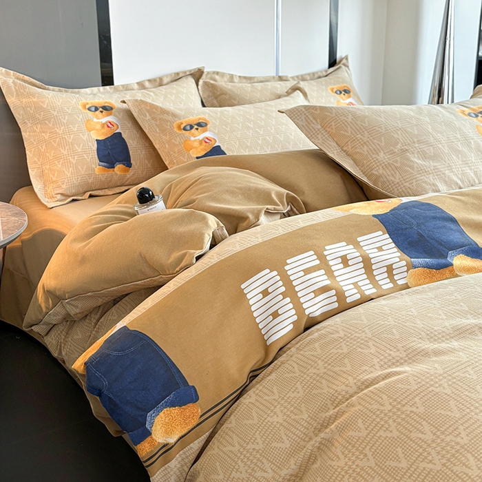 91家纺网 家纺一手货源 找家纺 慕木家纺 2025新款A类高端无印风卡通高克重170克阳光暖绒四件套系列 酷酷熊-咖