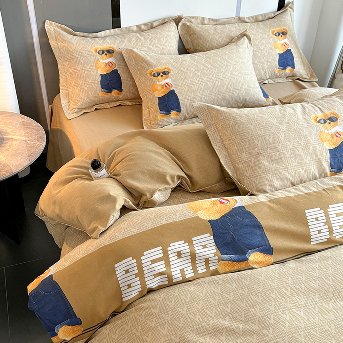 91家纺网 家纺一手货源 找家纺 慕木家纺 2025新款A类高端无印风卡通高克重170克阳光暖绒四件套系列 酷酷熊-咖
