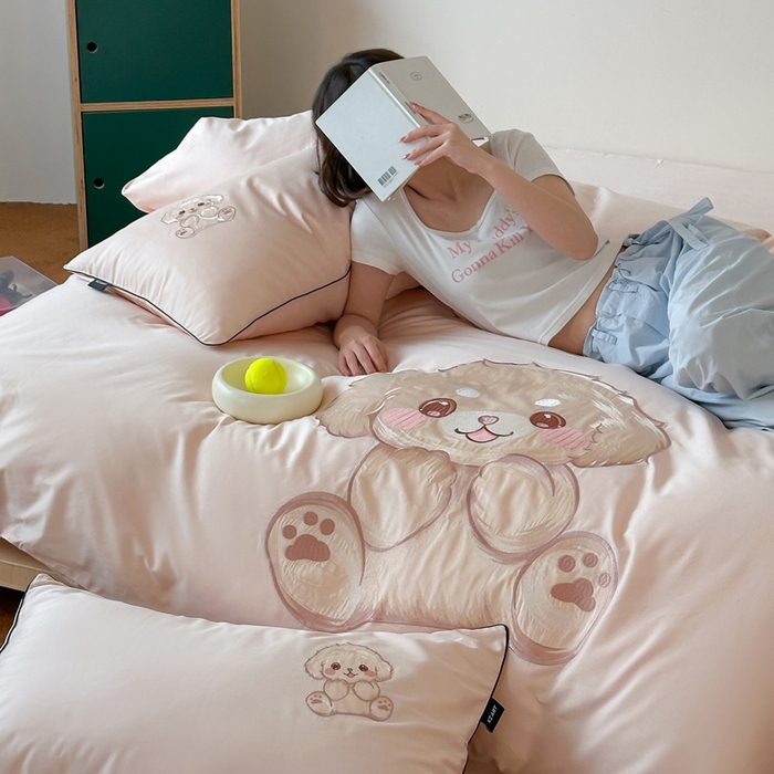 91家纺网 家纺一手货源 找家纺 卡姿家纺 2025秋冬60支长绒棉贴布绣四件套-萌趣多 萌趣多-粉