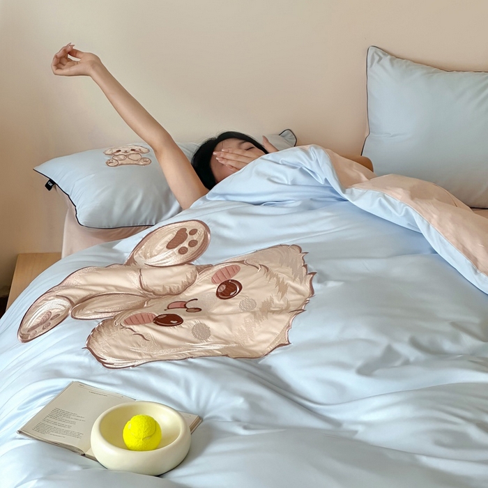 91家纺网 家纺一手货源 找家纺 卡姿家纺 2025秋冬60支长绒棉贴布绣四件套-萌趣多 萌趣多-蓝