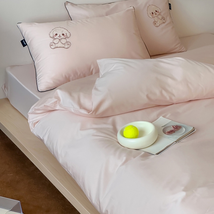 91家纺网 家纺一手货源 找家纺 卡姿家纺 2025秋冬60支长绒棉贴布绣四件套-萌趣多 萌趣多-粉