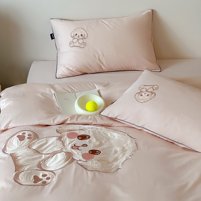 91家纺网 家纺一手货源 找家纺 卡姿家纺 2025秋冬60支长绒棉贴布绣四件套-萌趣多 萌趣多-粉