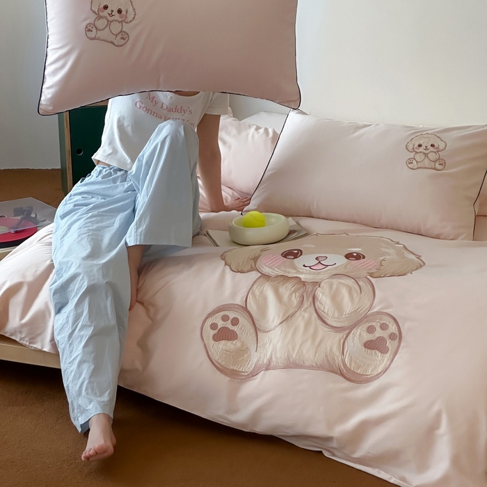 91家纺网 家纺一手货源 找家纺 卡姿家纺 2025秋冬60支长绒棉贴布绣四件套-萌趣多 萌趣多-粉