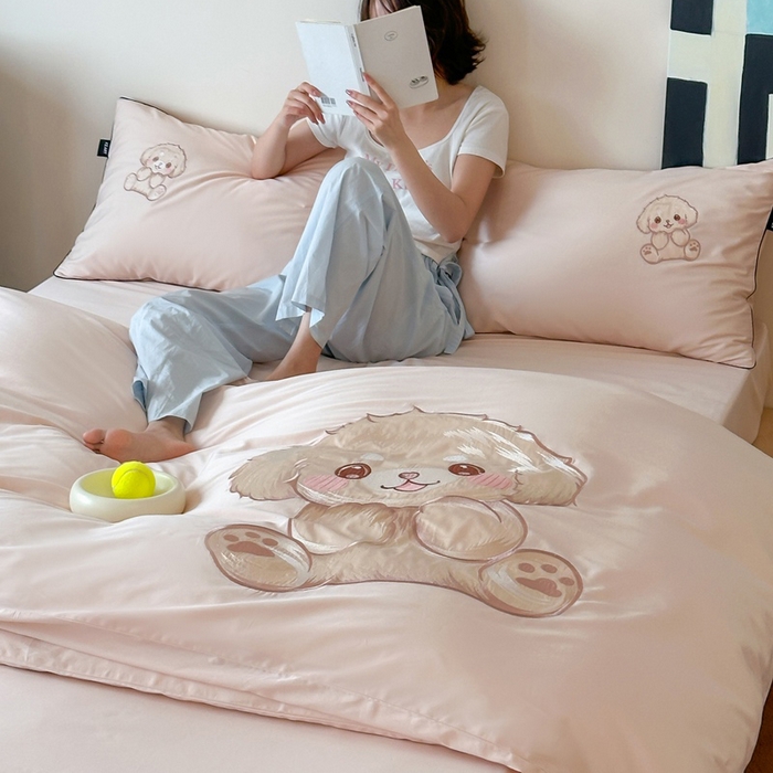 91家纺网 家纺一手货源 找家纺 卡姿家纺 2025秋冬60支长绒棉贴布绣四件套-萌趣多 萌趣多-粉