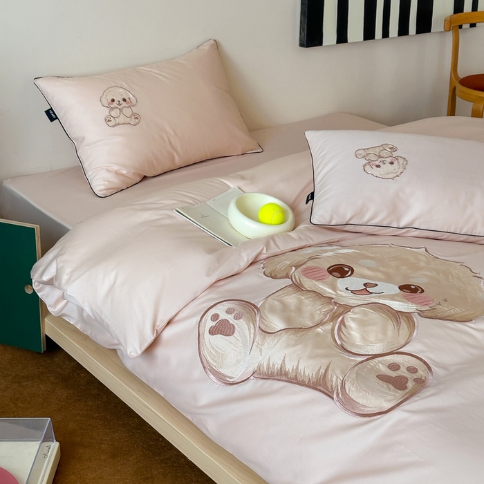 91家纺网 家纺一手货源 找家纺 卡姿家纺 2025秋冬60支长绒棉贴布绣四件套-萌趣多 萌趣多-粉