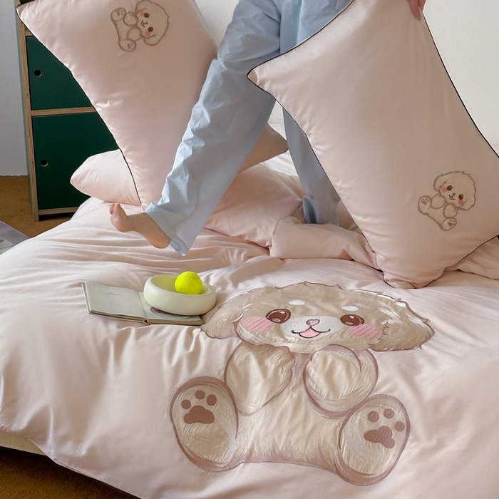 91家纺网 家纺一手货源 找家纺 卡姿家纺 2025秋冬60支长绒棉贴布绣四件套-萌趣多 萌趣多-粉