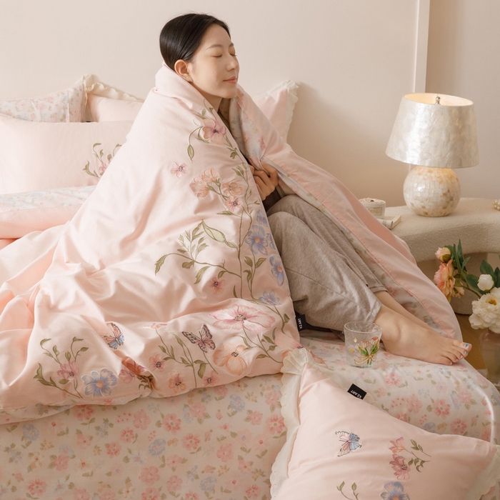 91家纺网 家纺一手货源 找家纺 卡姿家纺 2025秋冬小清新绣花+印花四件套-茉莉 茉莉-粉