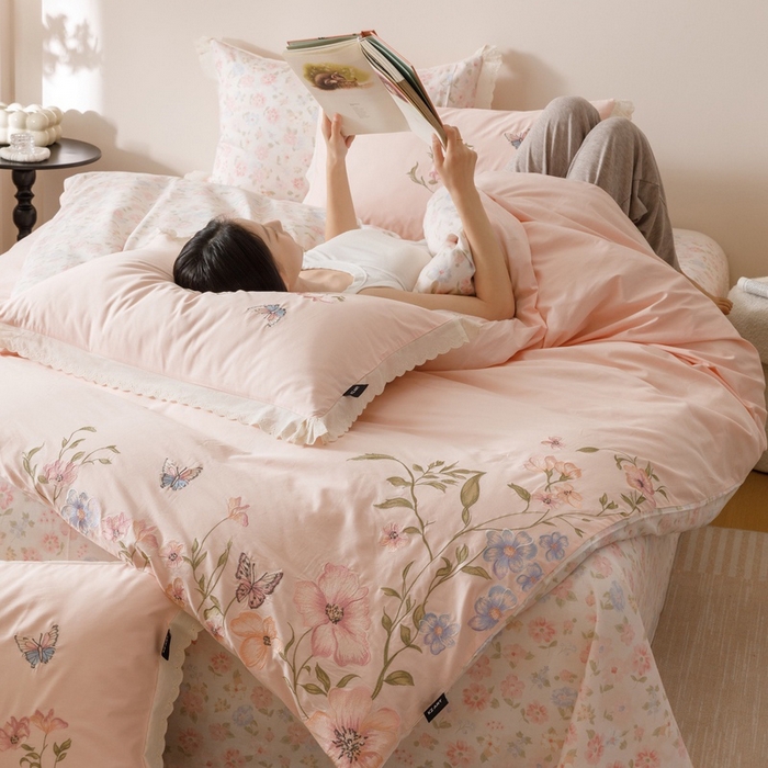 91家纺网 家纺一手货源 找家纺 卡姿家纺 2025秋冬小清新绣花+印花四件套-茉莉 茉莉-粉