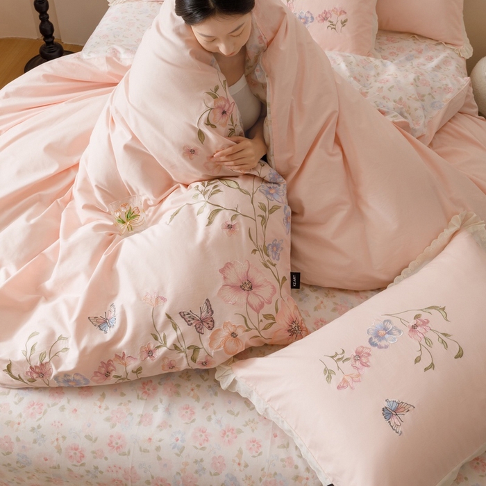 91家纺网 家纺一手货源 找家纺 卡姿家纺 2025秋冬小清新绣花+印花四件套-茉莉 茉莉-粉