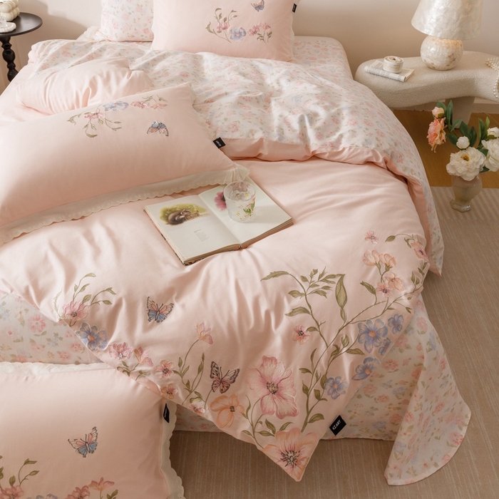 91家纺网 家纺一手货源 找家纺 卡姿家纺 2025秋冬小清新绣花+印花四件套-茉莉 茉莉-粉