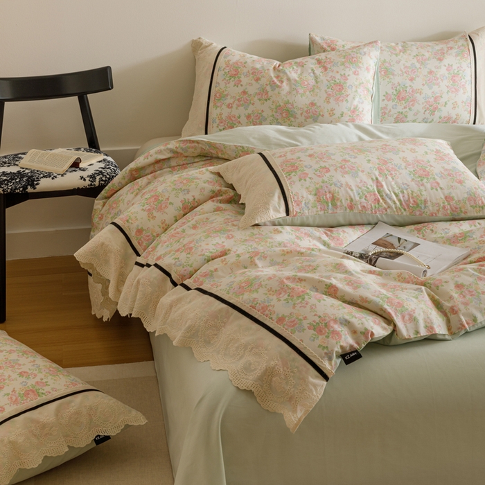 91家纺网 家纺一手货源 找家纺 卡姿家纺 2025新款小法式镂空棉布花边款四件套 静享时光