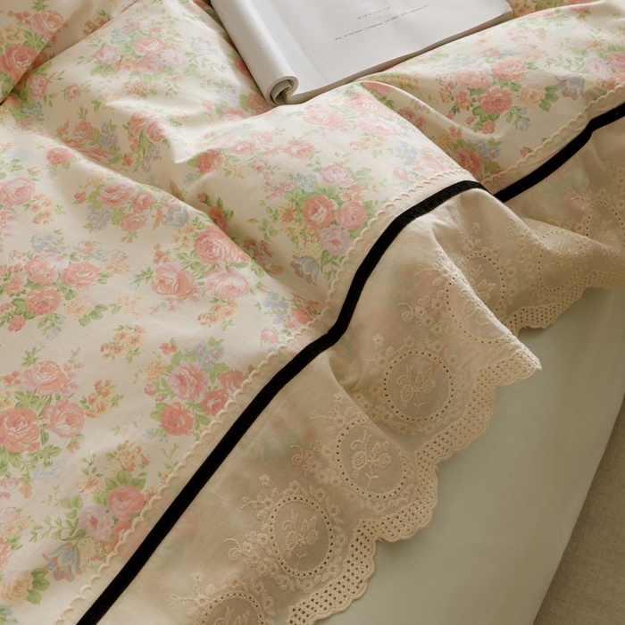 91家纺网 家纺一手货源 找家纺 卡姿家纺 2025新款小法式镂空棉布花边款四件套 静享时光