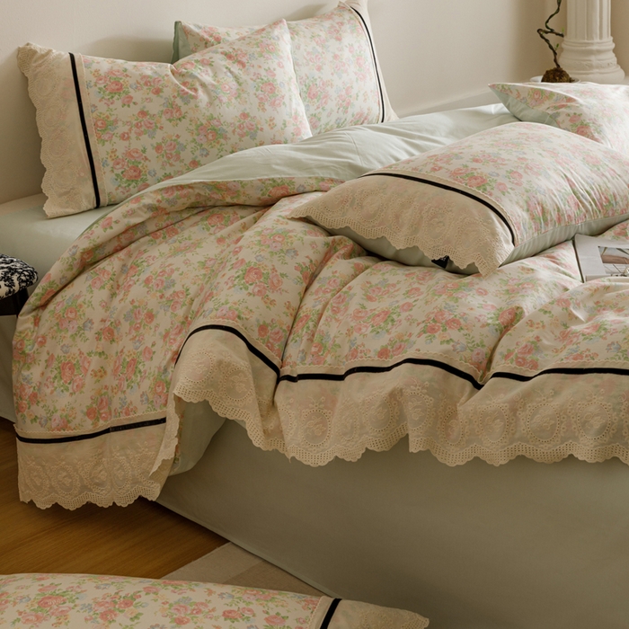 91家纺网 家纺一手货源 找家纺 卡姿家纺 2025新款小法式镂空棉布花边款四件套 静享时光