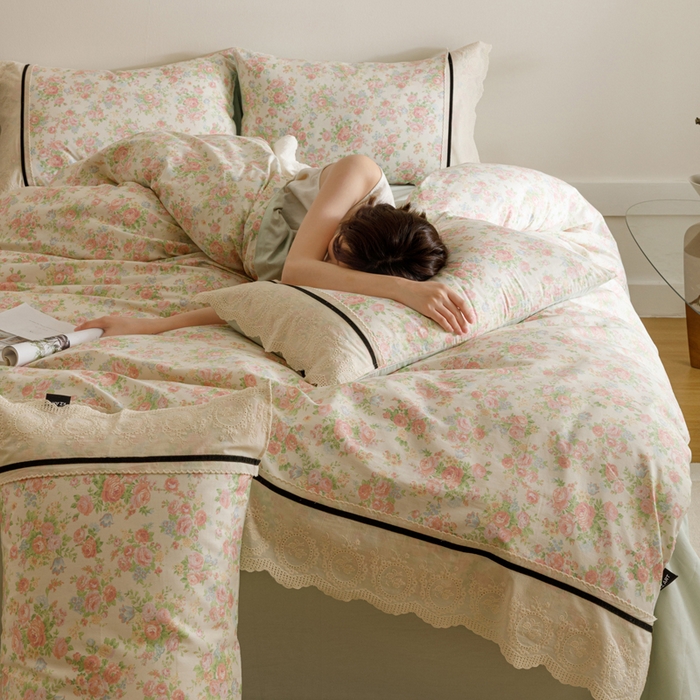 91家纺网 家纺一手货源 找家纺 卡姿家纺 2025新款小法式镂空棉布花边款四件套 静享时光